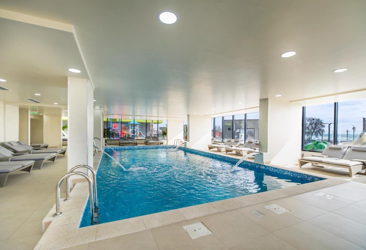 Glamour Red Apartment 22 In Spa Pool Resort Mamaia Exterior photo