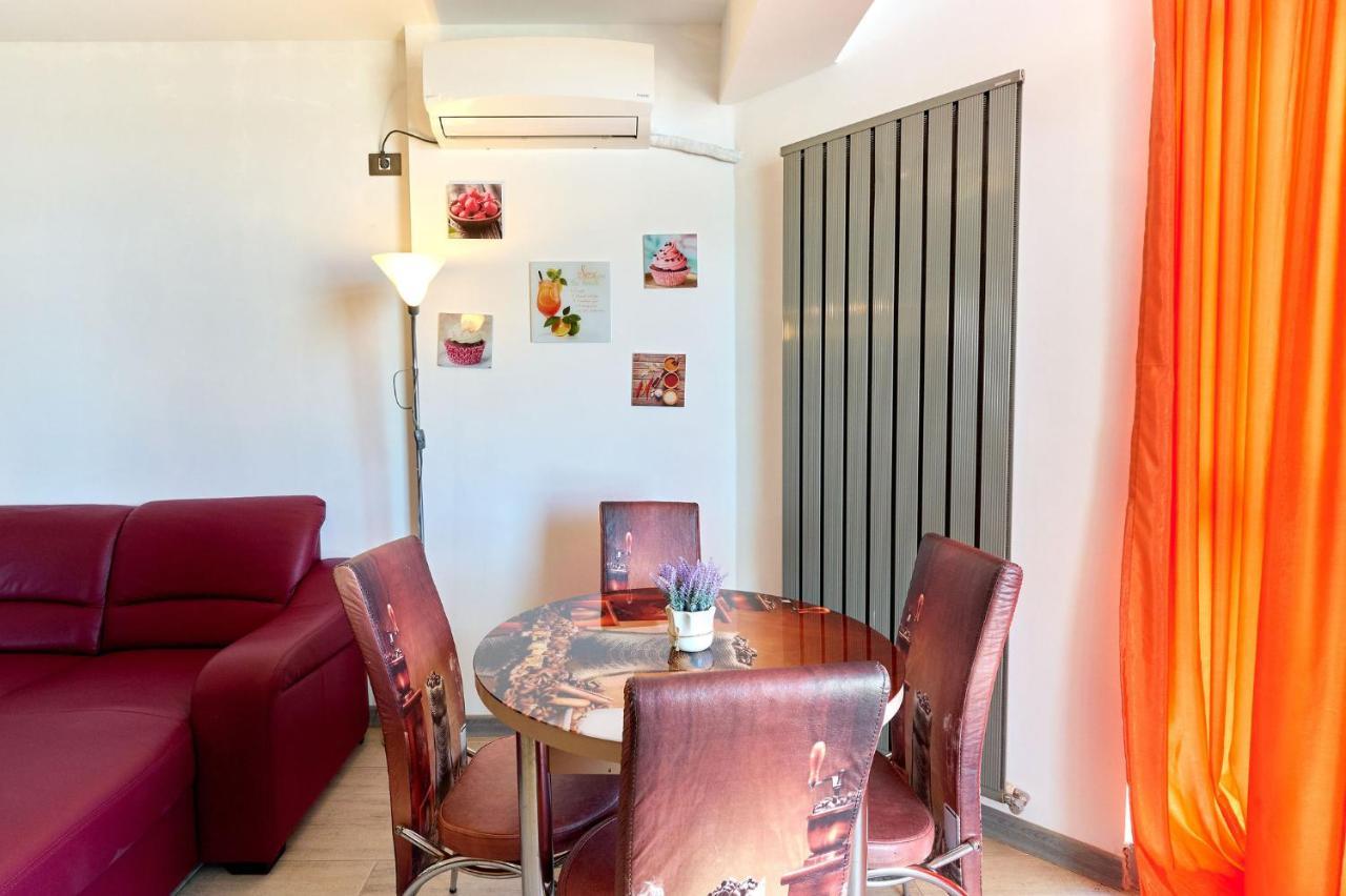 Glamour Red Apartment 22 In Spa Pool Resort Mamaia Exterior photo